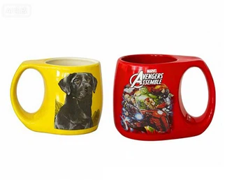 Ventre incurvé avec tasse en céramique de poignée